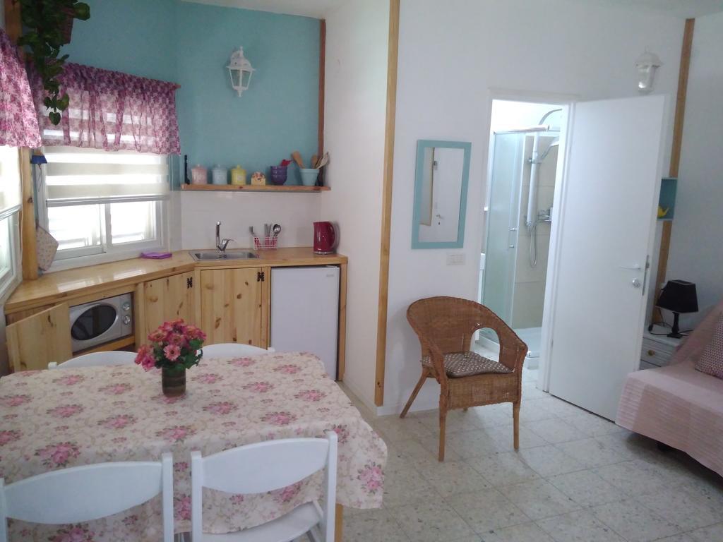 Jordan Valley One Room Apartment Menaẖemya Eksteriør billede